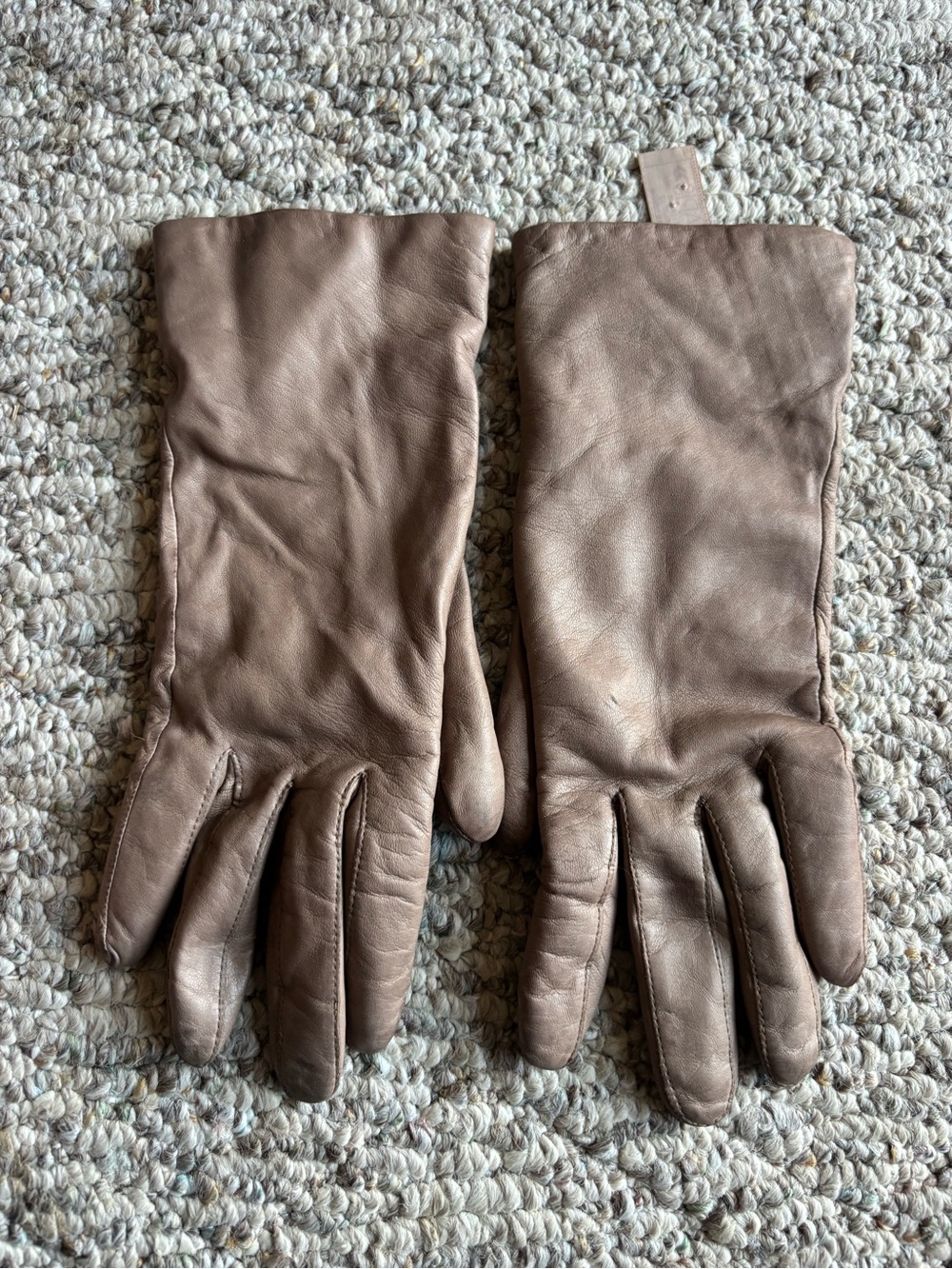 Tan woman’s leather gloves